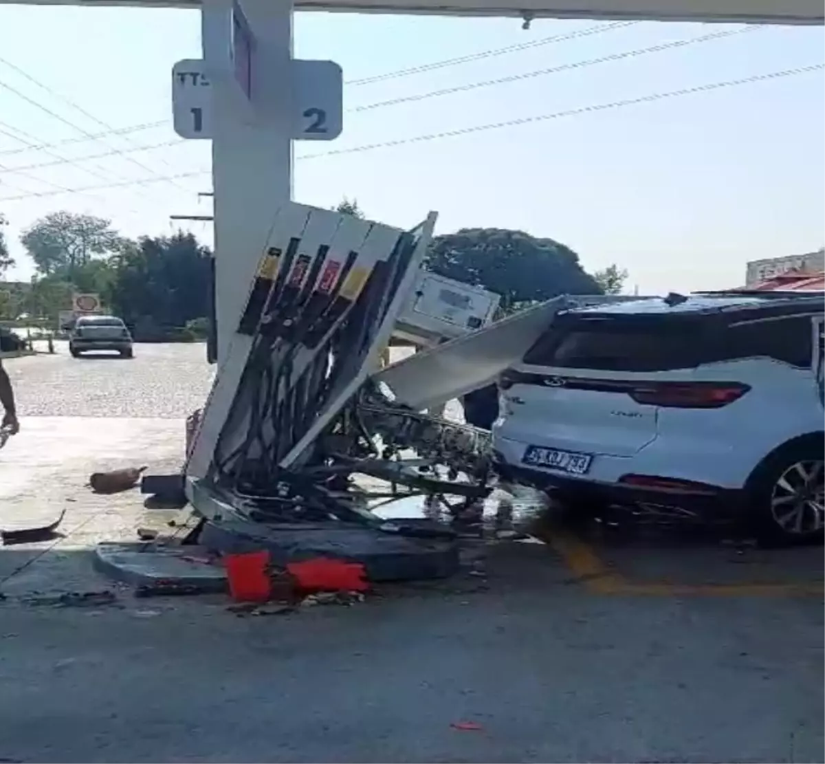 Eskişehir'de Cip Akaryakıt İstasyonuna Girdi