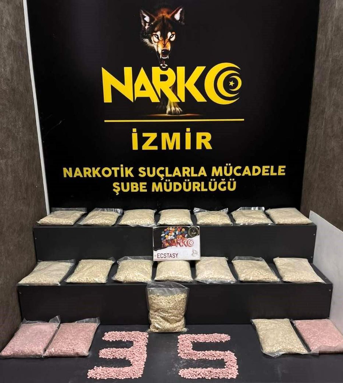 İzmir'de Torbacılara Operasyon: 102 Bin Adet Extacy Ele Geçirildi