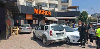 Tokat'ta Kazada Otomobil Market Vitrinine Çarptı