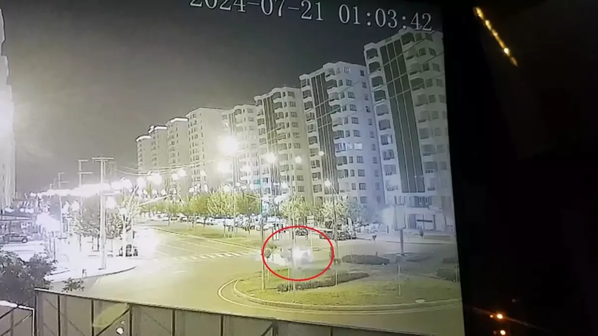 Diyarbakır'da Otomobil Kavşağa Çarptı: 2 Kişi Yaralandı