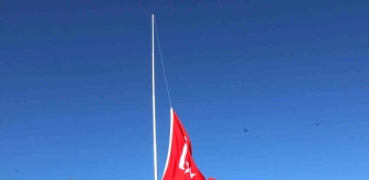 Erzurum'un Tortum ilçesinde şehit öğretmenler için bayrak direği dikildi