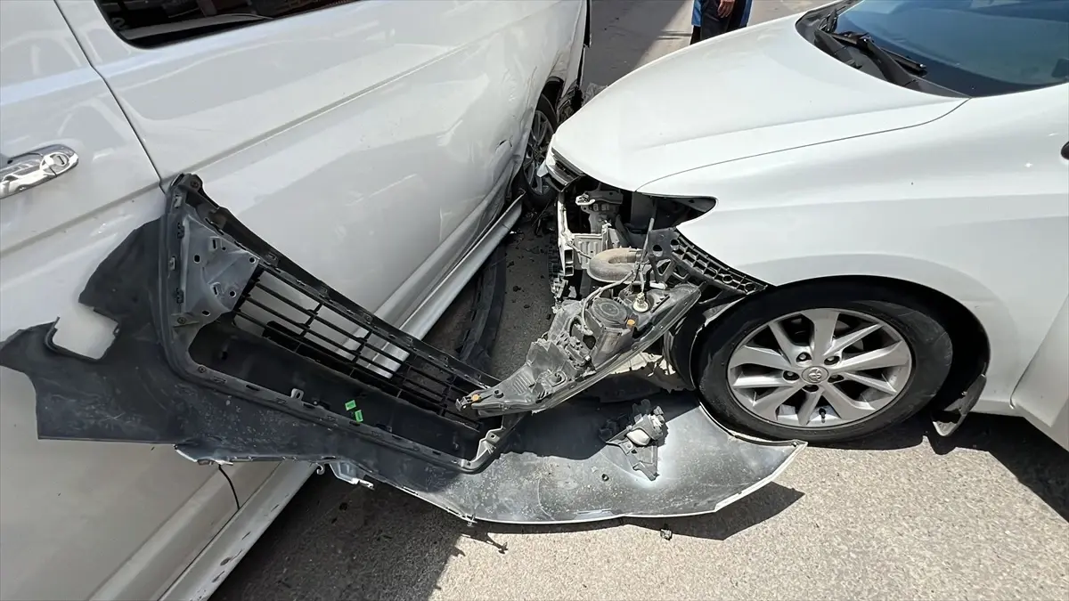 Sivas'ta Otomobil Minibüse Çarptı: 5 Yaralı