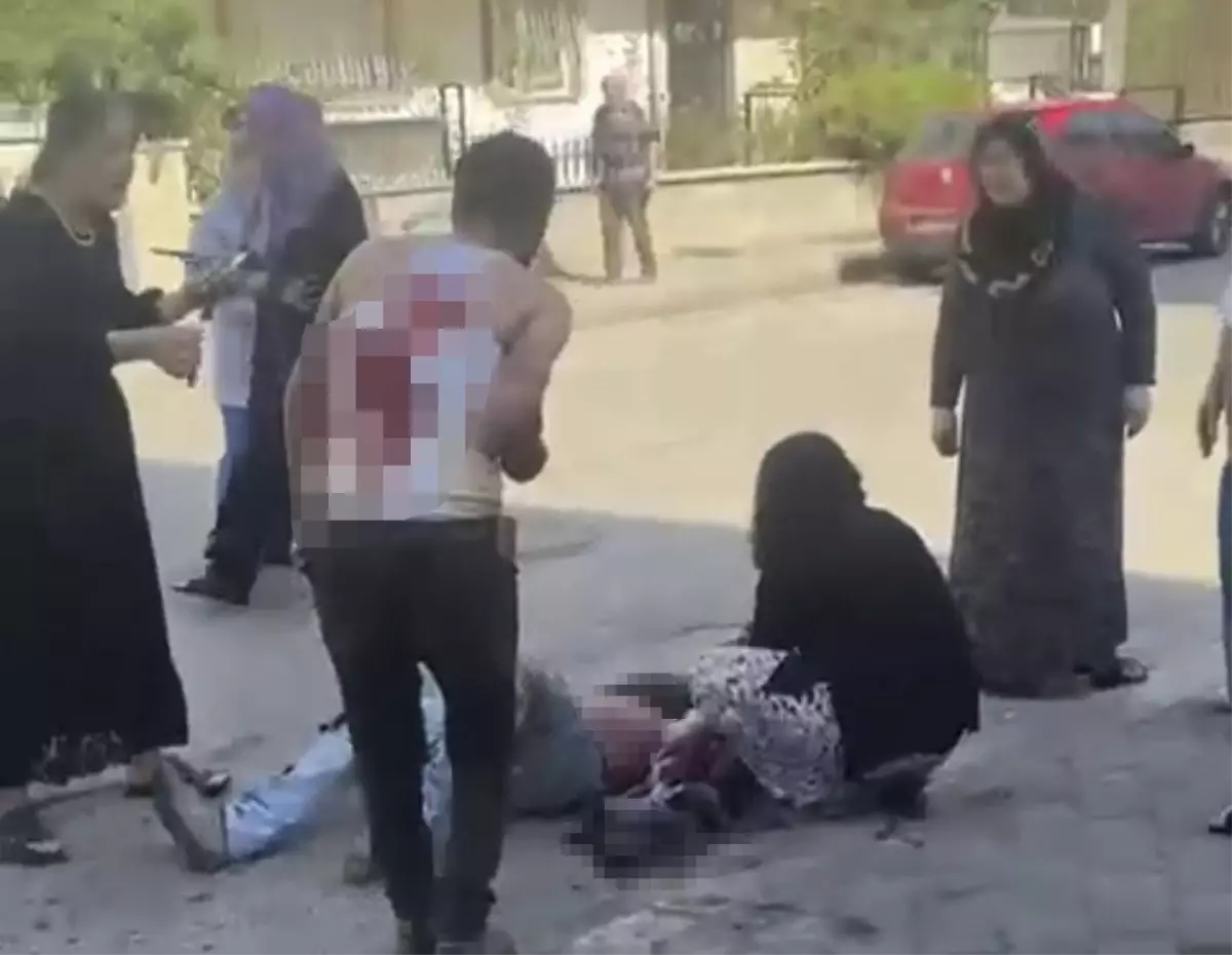 Sincan'da Sokak Ortasında Bıçaklı Kavga: 2 Kişi Ağır Yaralandı