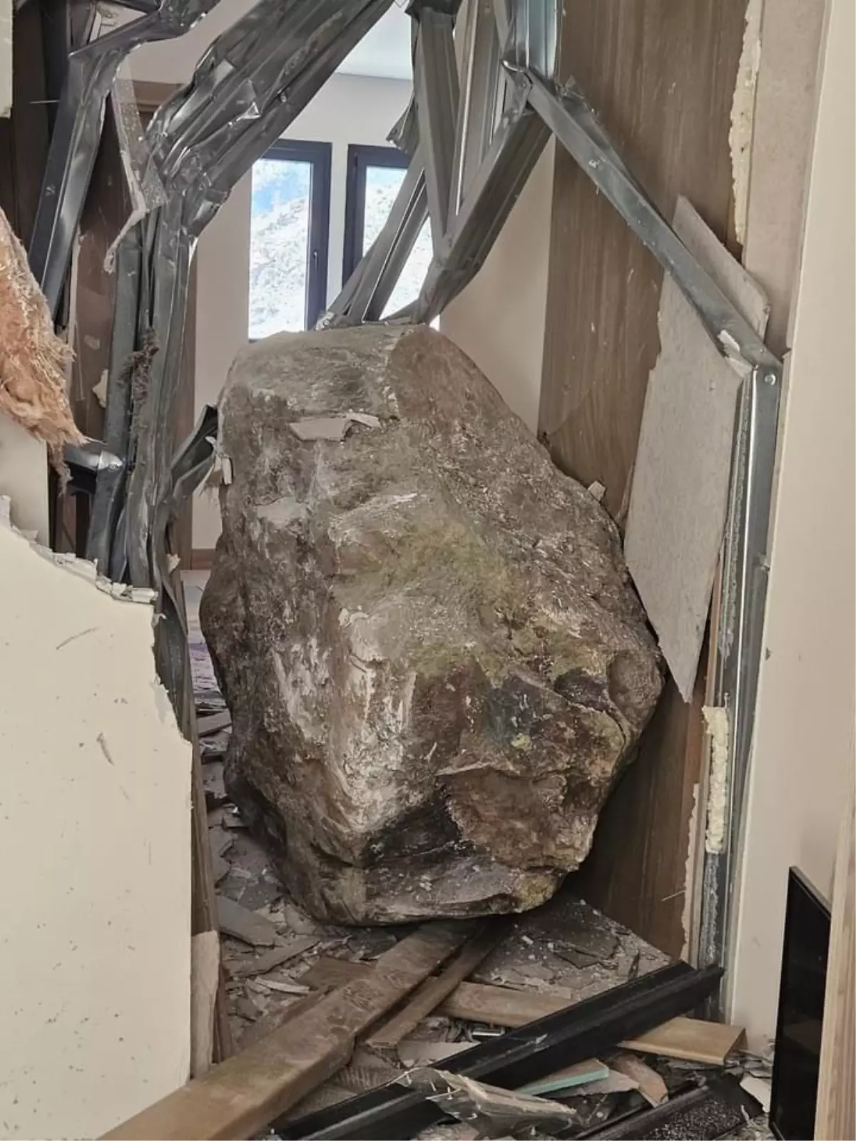 Yusufeli'de heyelan sonucu ev hasar gördü