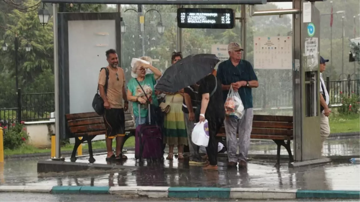 3 kenti sağanak vurdu, cadde ve sokaklar göle döndü