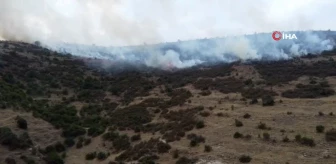 Afyonkarahisar'da ot ve çalıların bulunduğu dağlık alanda yangın çıktı