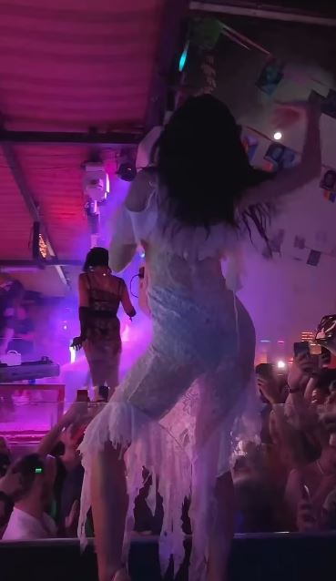 Amerikalı şarkıcı Katy Perry, Barselona'da gittiği mekanda, bir hayranı ile öpüştü