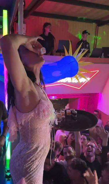 Amerikalı şarkıcı Katy Perry, Barselona'da gittiği mekanda, bir hayranı ile öpüştü