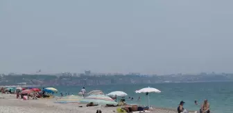 Antalya'da Sıcak Hava ve Nemden Bunalanlar Sahillerde Yoğunluk Oluşturdu