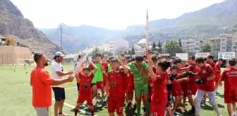 Amasya'da Sıcak Havada Antrenman Yapan Futbolcular Serinliyor