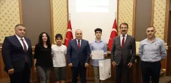 Artvin Valisi Cengiz Ünsal, LGS'de dereceye giren öğrencileri kutladı