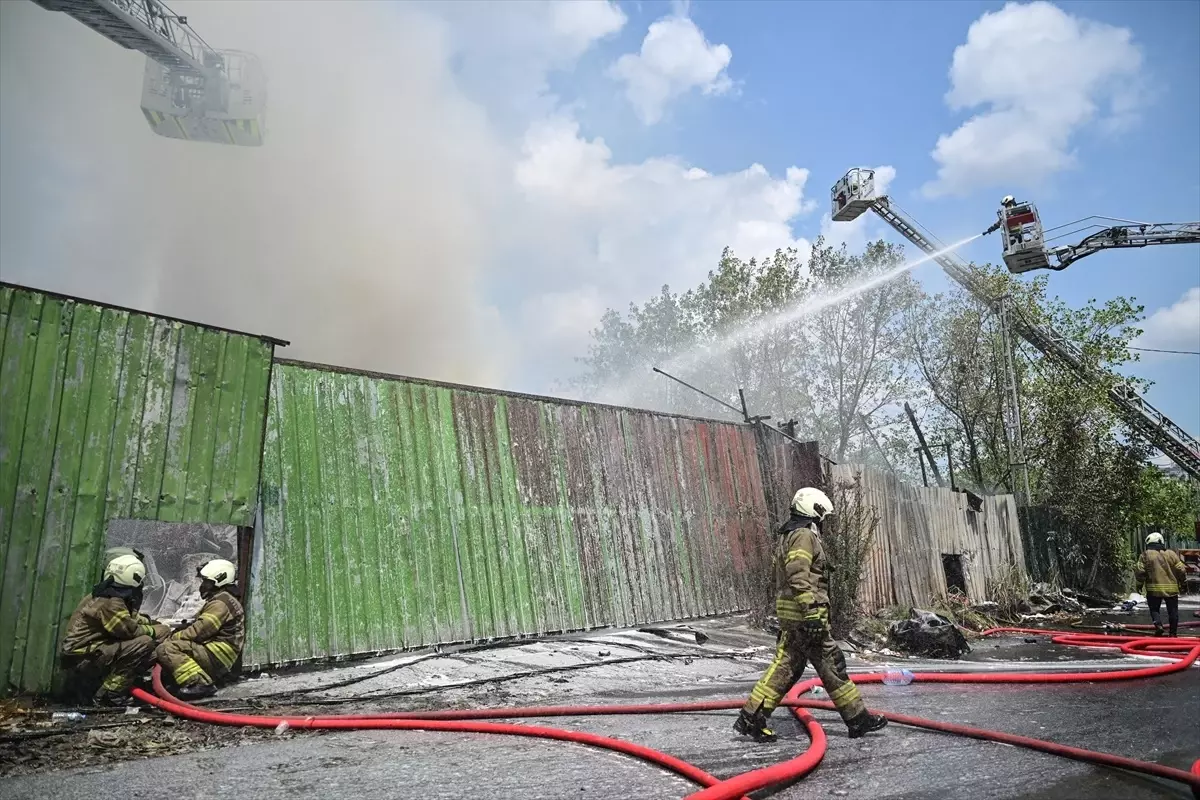Avcılar'da hurdalık alanda çıkan yangın kontrol altına alındı