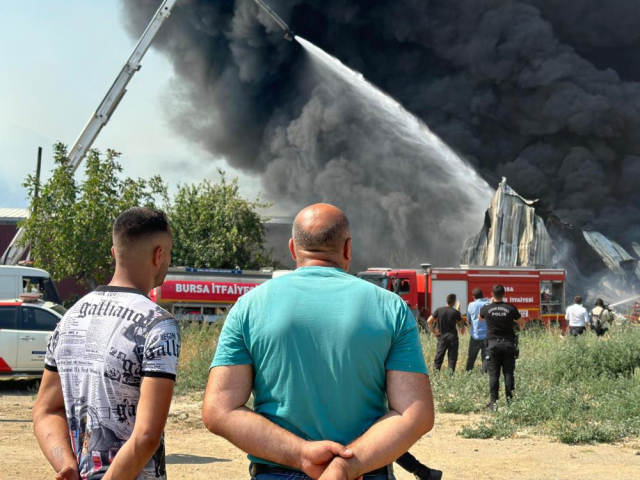 Bursa'da geri dönüşüm fabrikasında yangın! Alevler 7 fabrikaya sıçradı, evler tedbir amacıyla boşaltıldı