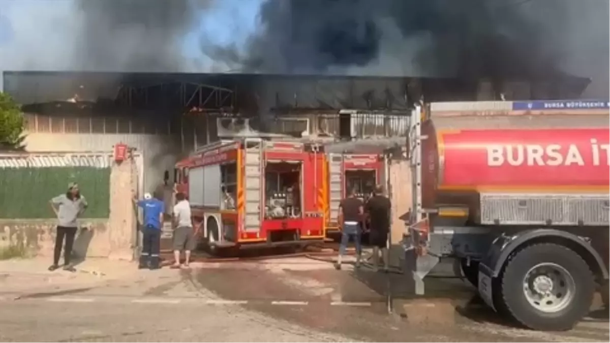 Bursa'da yan yana olan iki fabrikada yangın çıktı