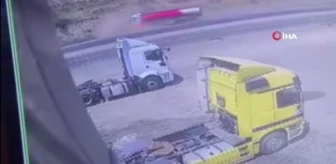 Cizre'de karşı şeride geçen hafriyat kamyonu tır ile böyle çarpıştı: 1 ölü, 1 yaralı
