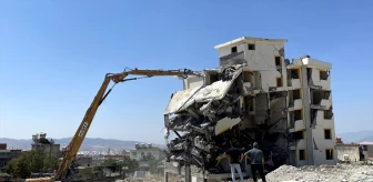 Kahramanmaraş'ta deprem sonrası hasarlı binalar yıkılıyor