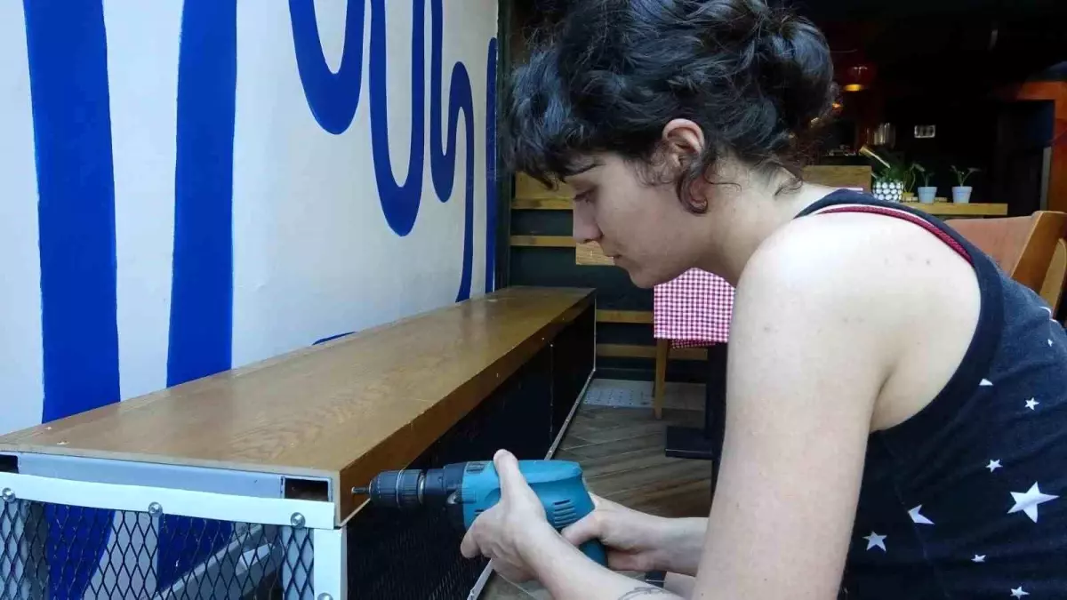 Düzce'de hayalindeki kafeyi açan kadın, kafenin tadilatını kendi yapıyor