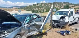 Amasya'da otomobil ile hafif ticari araç çarpıştığı kazada 6 kişi yaralandı