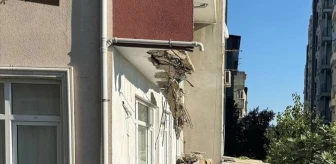Bayrampaşa'da balkonu çöken üç katlı bina tedbir amaçlı tahliye edildi