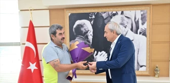 Kepez Belediyesi Temizlik Personeline Altın Ödül