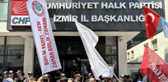 İzmir Büyükşehir Belediyesi Memurları CHP İl Başkanlığı Önünde Eylem Yaptı