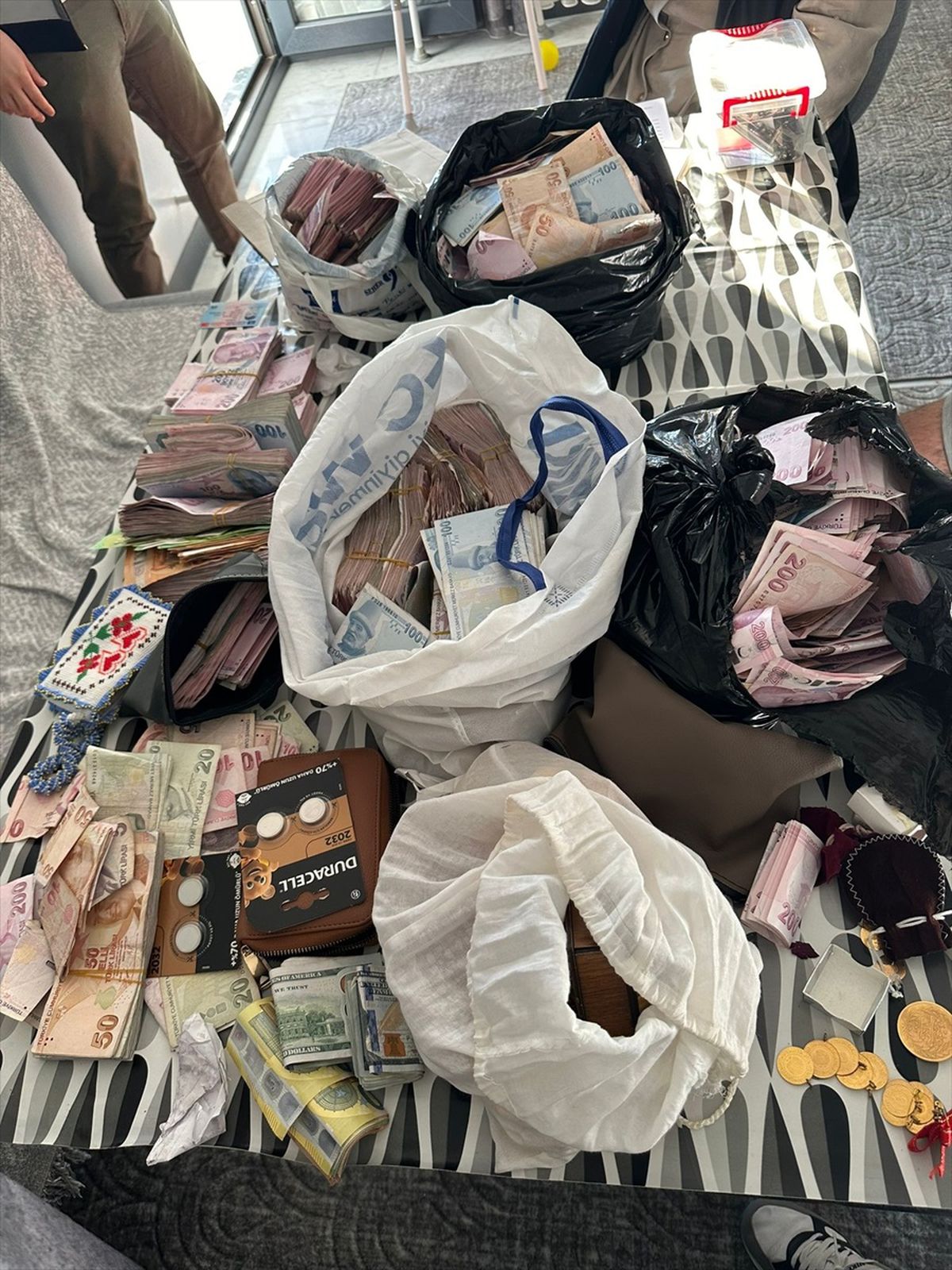 İzmir'de Uyuşturucu Ticareti Yapan 11 Şüpheli Gözaltına Alındı