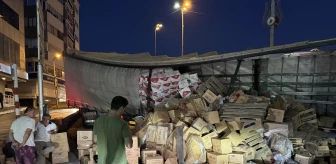 Kağıthane'de tırın dorsesi parçalandı, kuru gıda ürünleri caddeye döküldü