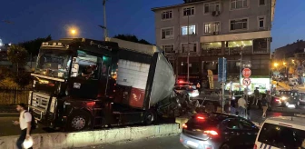 İstanbul Kağıthane'de Tırın Dorsesi Yan Yattı