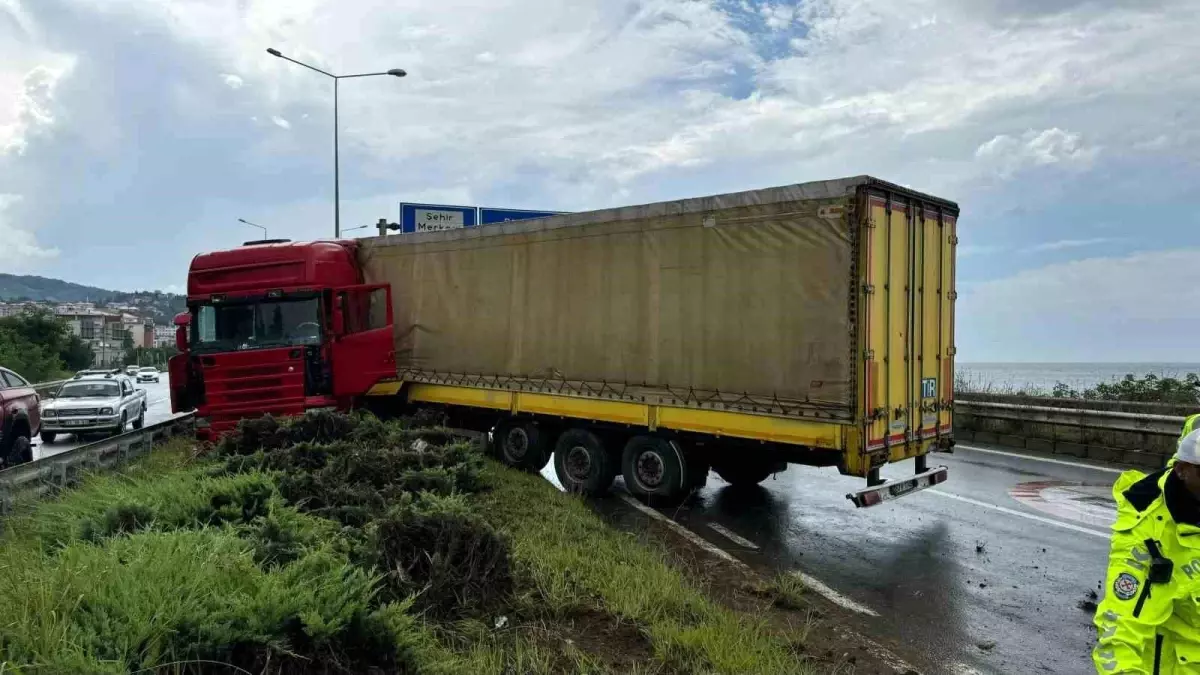 Rize'de tır orta refüje çıktı, şoför yaralandı