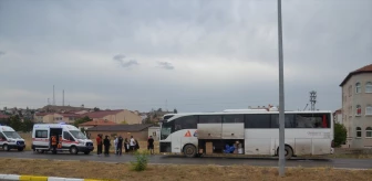 Sivas'ta yolcu otobüsü aydınlatma direğine çarptı, sürücü yaralandı