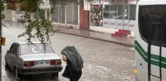 Adana'da sağanak nedeniyle su birikintisi oluştu