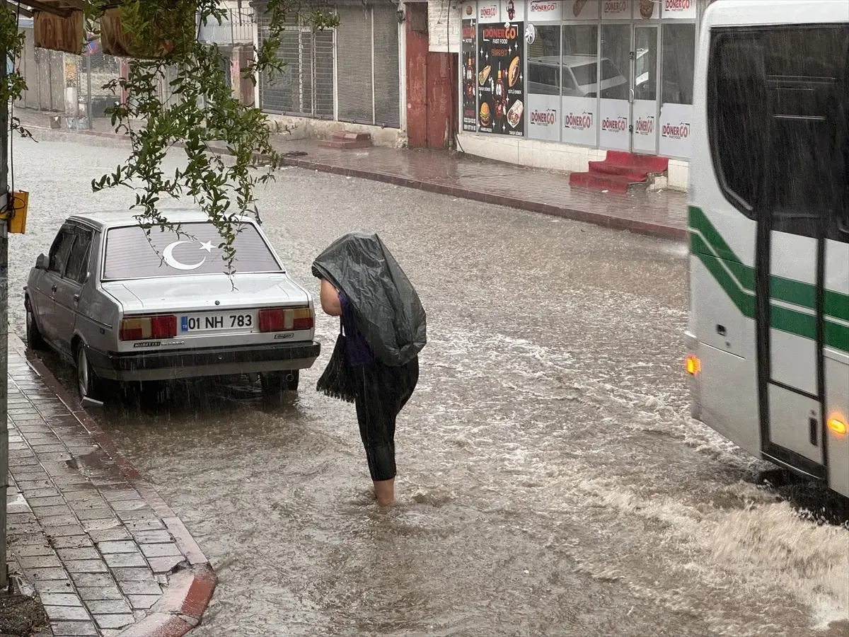 Adana'da sağanak nedeniyle su birikintisi oluştu