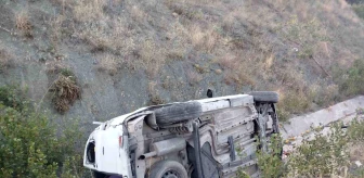 Çorum'un Alaca ilçesinde hafif ticari araç devrildi, 4 kişi yaralandı