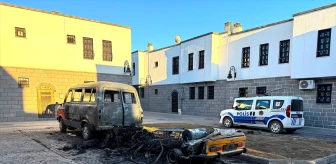 Diyarbakır'da park halindeki araçlarda çıkan yangın söndürüldü