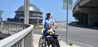 Trabzon'da engelli oğlunu otobüs durağına getiren baba