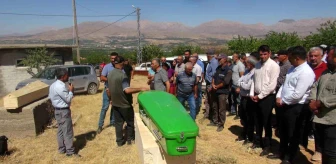 Malatya'da traktör kazasında hayatını kaybeden kız kardeşler gözyaşları arasında defnedildi