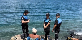 İstanbul'da polis ekipleri denize giren vatandaşları bilgilendiriyor