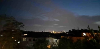 İstanbul'da akşam saatlerinde çakan şimşekler geceyi aydınlattı