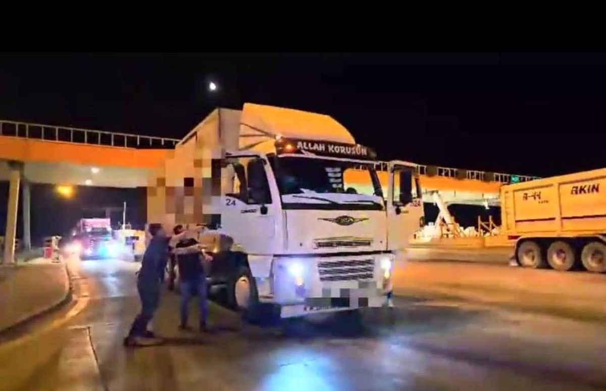 İzmir'de 62 Kilo Esrar Ele Geçirildi, 4 Şüpheli Tutuklandı
