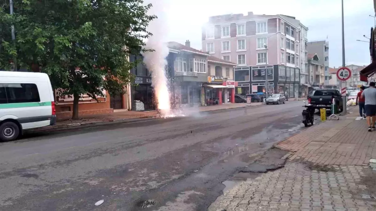Tekirdağ'da Kamyonun Çarptığı Elektrik Panosunda Yangın Çıktı