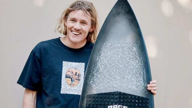 Нога сёрфера Кая Маккензи, пострадавшего от атаки акулы, выброшена на берег.