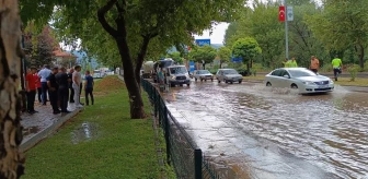 Nallıhan'da Sağanak Yağış: Cadde ve Sokaklarda Su Birikintisi Oluştu