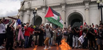 Netanyahu Kongre'de konuşurken göstericiler ABD bayrağını yaktı
