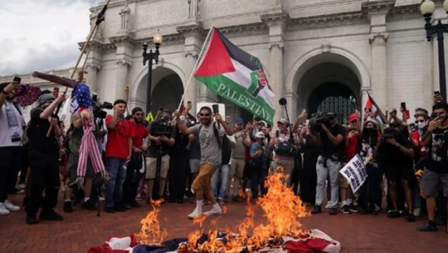 While Netanyahu was speaking at the Congress, protesters burned the American flag.