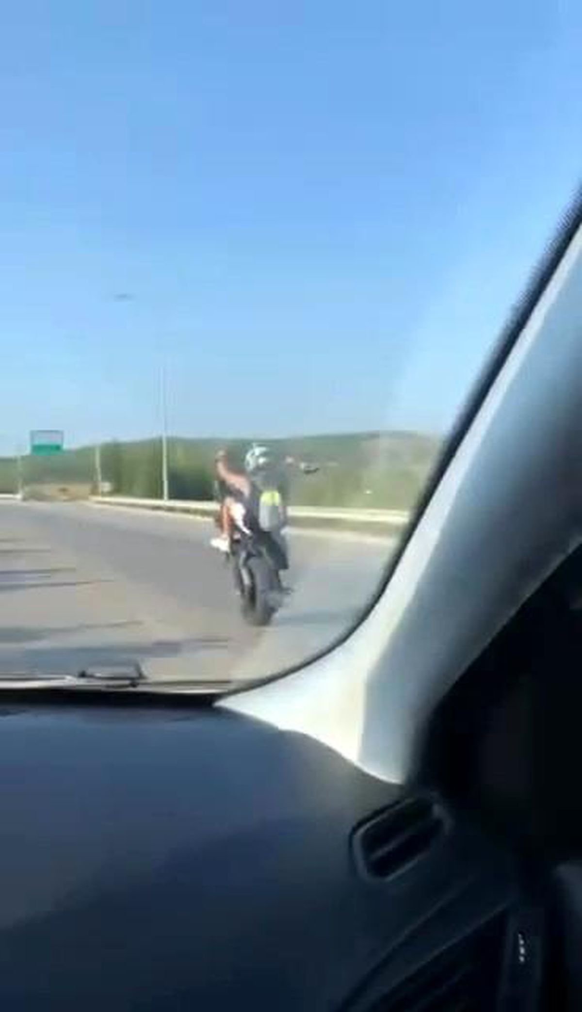 Bursa'da otobanda tek teker ölüme yolculuk yapan motosiklet sürücüsü amatör kameraya yansıdı