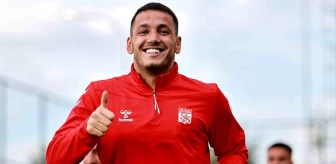 Sivasspor'un golcüsü Rey Manaj Erzurum kampından ayrıldı