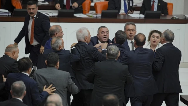لم ينخفض ضغط الدم في الجولة الثانية من البرلمان التركي! القبضات تتحدث مرة أخرى في منتصف الليل.