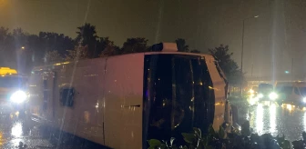 Antalya'da midibüs devrildi, sürücü yaralandı