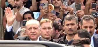 Cumhurbaşkanı Erdoğan Taksim Camii'nde sevgi gösterisiyle karşılandı