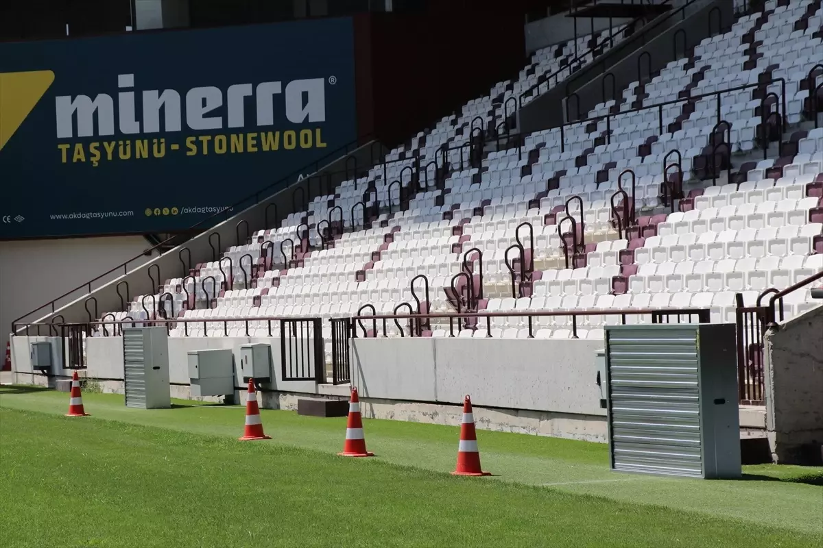 Elazığ Atatürk Stadyumu'nda çimlerin sıcakta yanma riskine karşı fan sistemi kuruldu